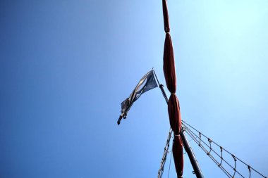 Kurukafa ve kemikler korsan bayrağında