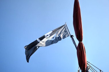 Kurukafa ve kemikler korsan bayrağında