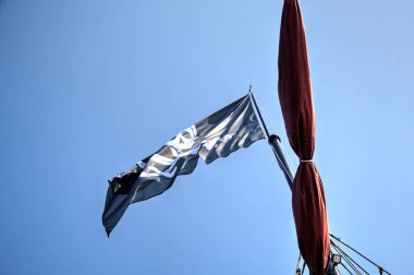 Kurukafa ve kemikler korsan bayrağında