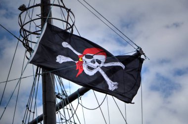 Kurukafa ve kemikler korsan bayrağında
