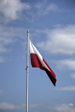 Polonya gökyüzünde bayrak sallıyor