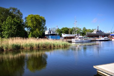 Yelkenli tekneleri Kolobrzeg 'deki marinaya demirlemiş.