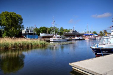 Yelkenli tekneleri Kolobrzeg 'deki marinaya demirlemiş.