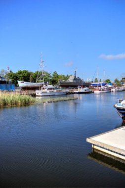 Yelkenli tekneleri Kolobrzeg 'deki marinaya demirlemiş.