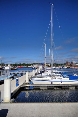 Yelkenli tekneleri Kolobrzeg 'deki marinaya demirlemiş.