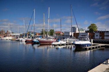 Yelkenli tekneleri Kolobrzeg 'deki marinaya demirlemiş.
