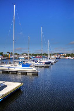 Yelkenli tekneleri Kolobrzeg 'deki marinaya demirlemiş.