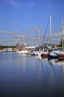 Yelkenli tekneleri Kolobrzeg 'deki marinaya demirlemiş.