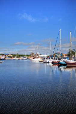 Yelkenli tekneleri Kolobrzeg 'deki marinaya demirlemiş.
