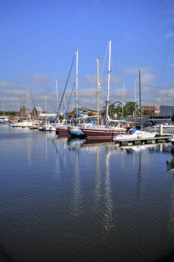 Yelkenli tekneleri Kolobrzeg 'deki marinaya demirlemiş.