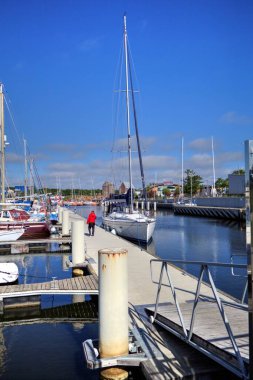 Yelkenli tekneleri Kolobrzeg 'deki marinaya demirlemiş.