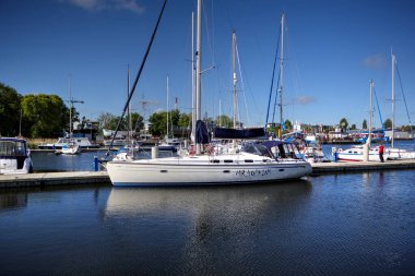 Yelkenli tekneleri Kolobrzeg 'deki marinaya demirlemiş.