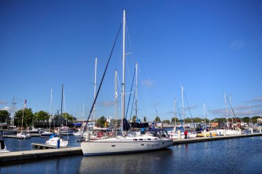 Yelkenli tekneleri Kolobrzeg 'deki marinaya demirlemiş.