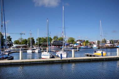 Yelkenli tekneleri Kolobrzeg 'deki marinaya demirlemiş.