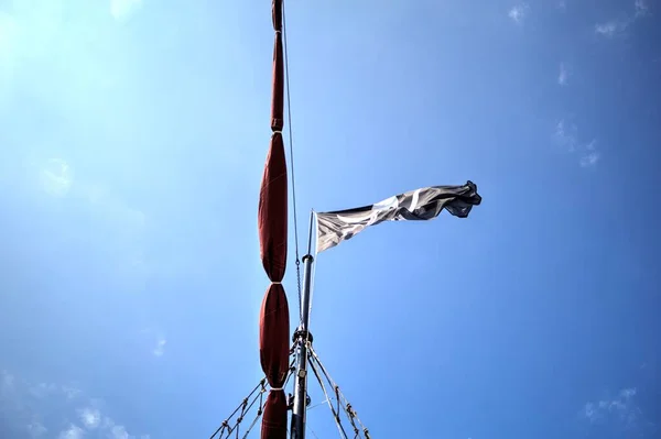 海賊旗の上の頭蓋骨と骨 — ストック写真