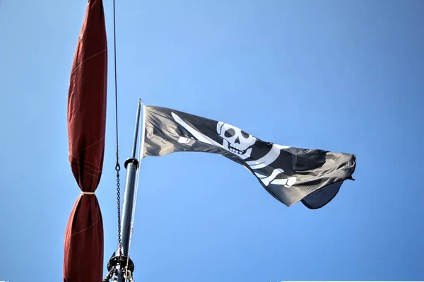 Teschio Ossa Una Bandiera Pirata — Foto Stock