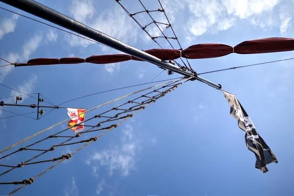 Kurukafa ve kemikler korsan bayrağında