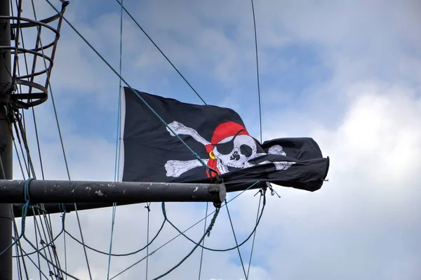 Calavera Huesos Una Bandera Pirata —  Fotos de Stock