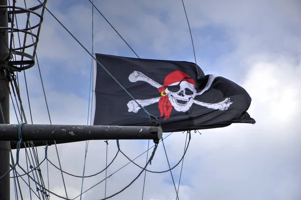 Calavera Huesos Una Bandera Pirata —  Fotos de Stock