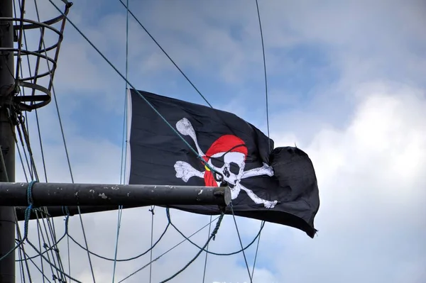 Teschio Ossa Una Bandiera Pirata — Foto Stock