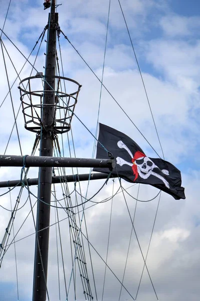 Calavera Huesos Una Bandera Pirata —  Fotos de Stock