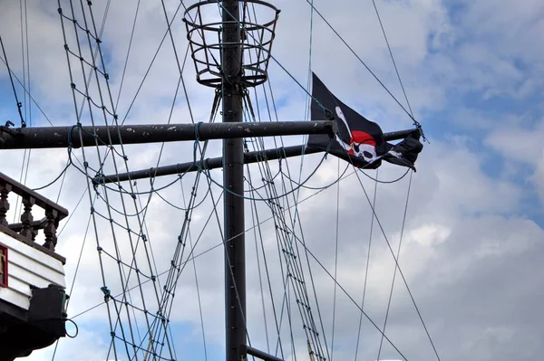 Calavera Huesos Una Bandera Pirata —  Fotos de Stock