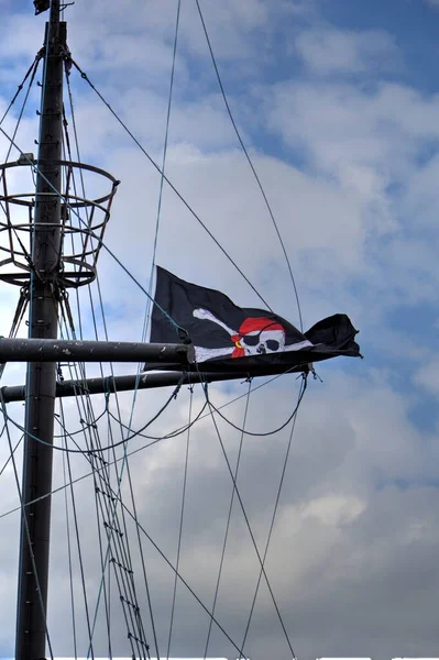 Calavera Huesos Una Bandera Pirata —  Fotos de Stock