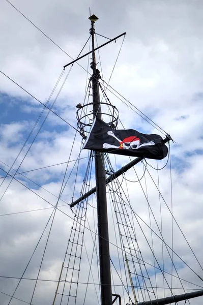 Calavera Huesos Una Bandera Pirata —  Fotos de Stock