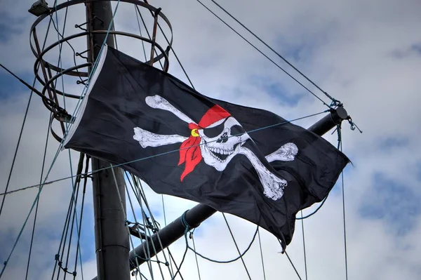 Kurukafa ve kemikler korsan bayrağında