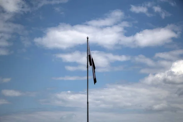 Polonya Gökyüzünde Bayrak Sallıyor — Stok fotoğraf