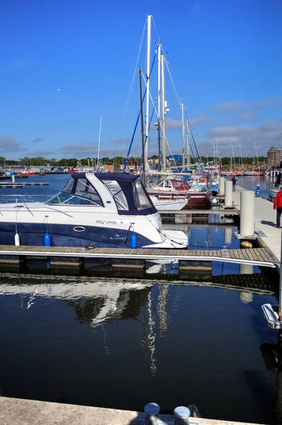 Yelkenli tekneleri Kolobrzeg 'deki marinaya demirlemiş.