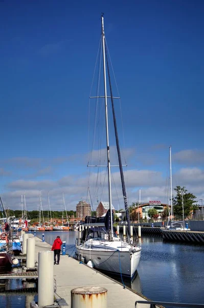 Yelkenli tekneleri Kolobrzeg 'deki marinaya demirlemiş.