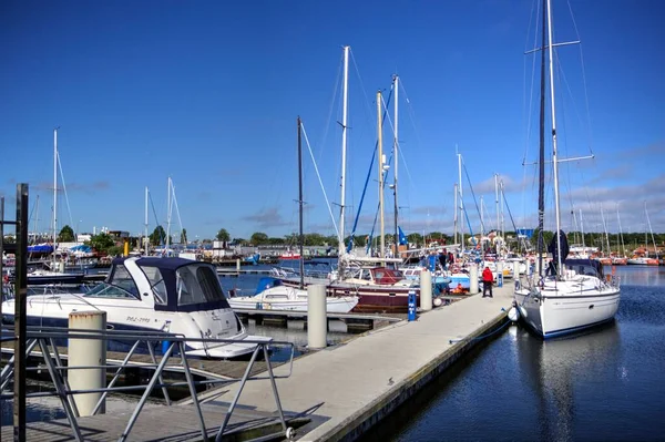 Yelkenli tekneleri Kolobrzeg 'deki marinaya demirlemiş.