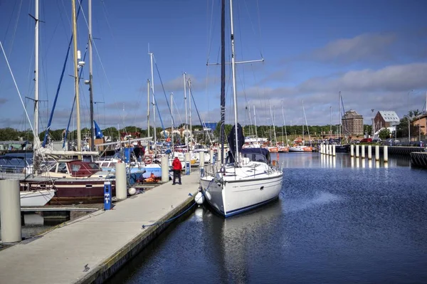 Yelkenli tekneleri Kolobrzeg 'deki marinaya demirlemiş.