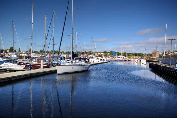Yelkenli tekneleri Kolobrzeg 'deki marinaya demirlemiş.