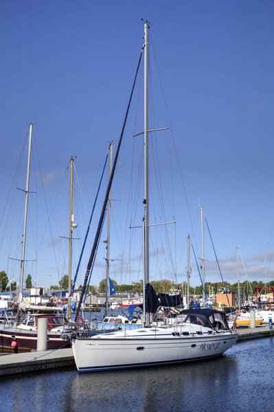 Парусные лодки на пристани для яхт в Колобжеге