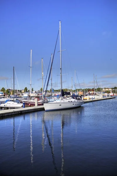 Yelkenli tekneleri Kolobrzeg 'deki marinaya demirlemiş.