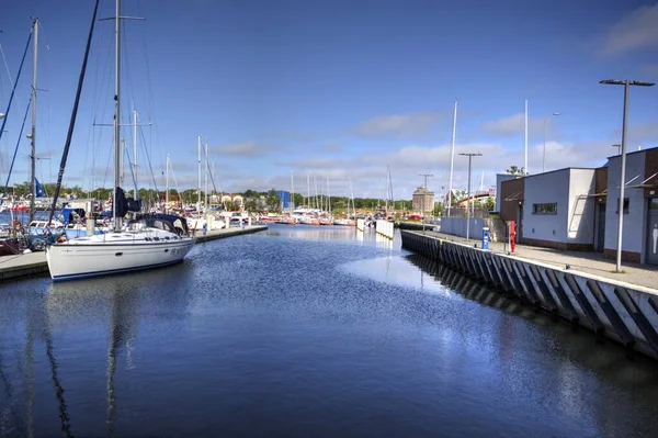 Yelkenli tekneleri Kolobrzeg 'deki marinaya demirlemiş.