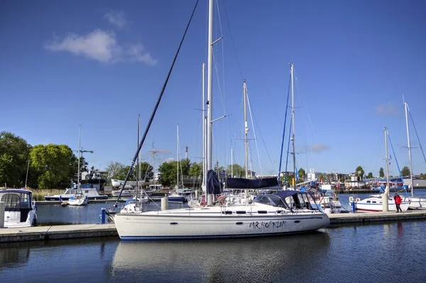 Yelkenli tekneleri Kolobrzeg 'deki marinaya demirlemiş.