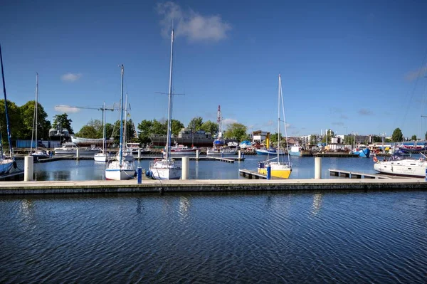 Yelkenli tekneleri Kolobrzeg 'deki marinaya demirlemiş.