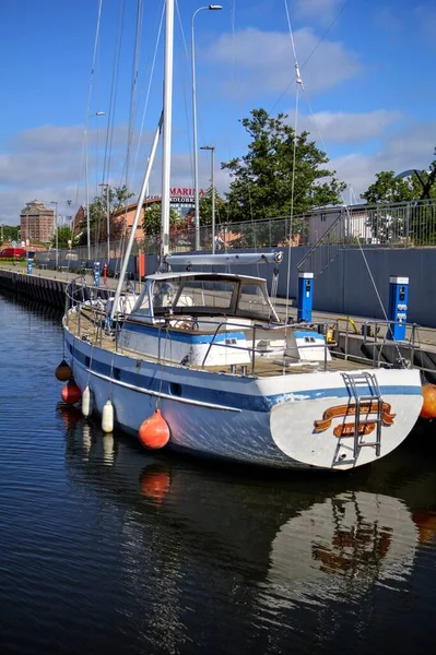 Yelkenli tekneleri Kolobrzeg 'deki marinaya demirlemiş.