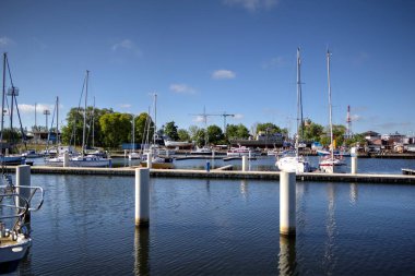 Yelkenli tekneleri Kolobrzeg 'deki marinaya demirlemiş.