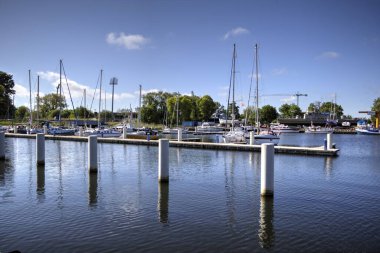 Yelkenli tekneleri Kolobrzeg 'deki marinaya demirlemiş.