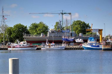 Yelkenli tekneleri Kolobrzeg 'deki marinaya demirlemiş.