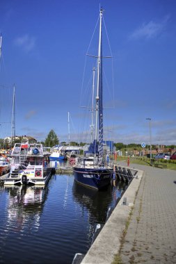 Yelkenli tekneleri Kolobrzeg 'deki marinaya demirlemiş.
