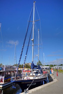 Yelkenli tekneleri Kolobrzeg 'deki marinaya demirlemiş.