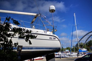 Yelkenli tekneleri Kolobrzeg 'deki marinaya demirlemiş.
