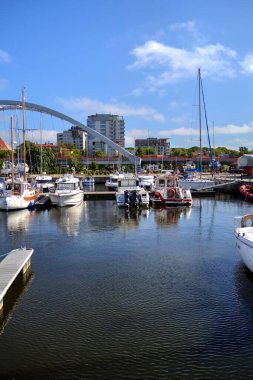 Yelkenli tekneleri Kolobrzeg 'deki marinaya demirlemiş.