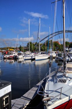 Yelkenli tekneleri Kolobrzeg 'deki marinaya demirlemiş.