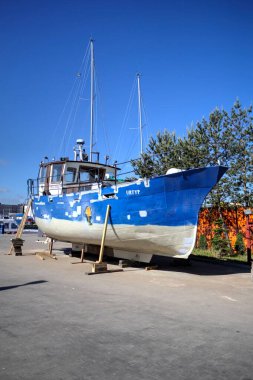 Yelkenli tekneleri Kolobrzeg 'deki marinaya demirlemiş.